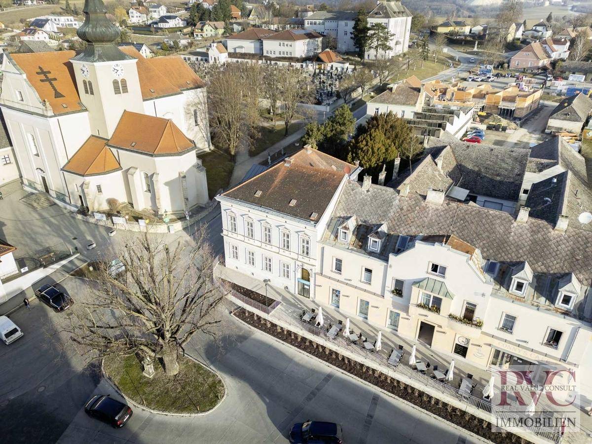Panoramablick aus der Luft auf das historische Gebäude, die Kirche und die umliegende Stadt.