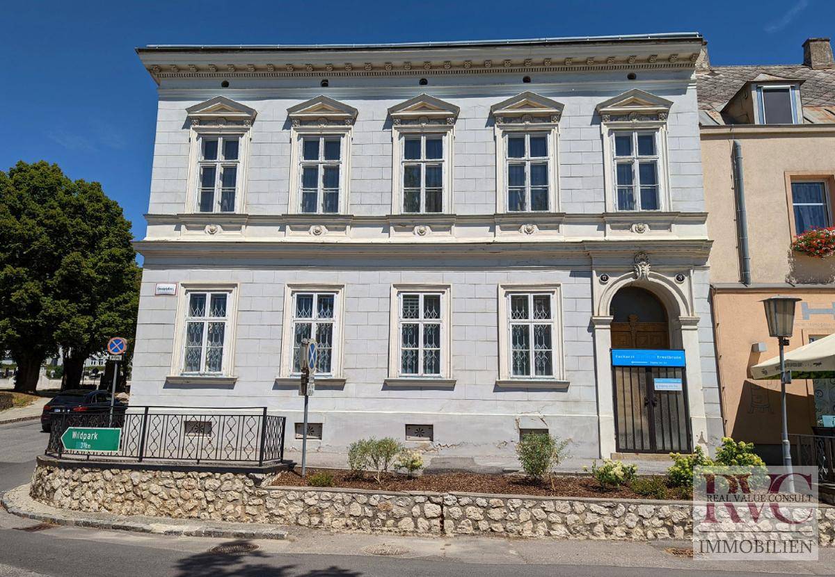 Detailansicht der historischen Fassade des Gebäudes mit vielen Fenstern und Verzierungen.