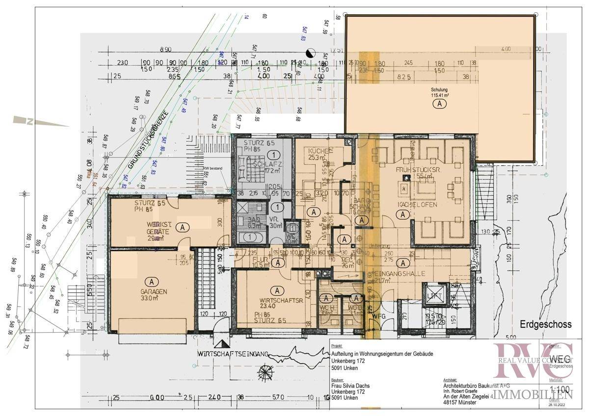 Grundriss des Erdgeschosses mit Eingangshalle, Küche, Essbereich und Garage.