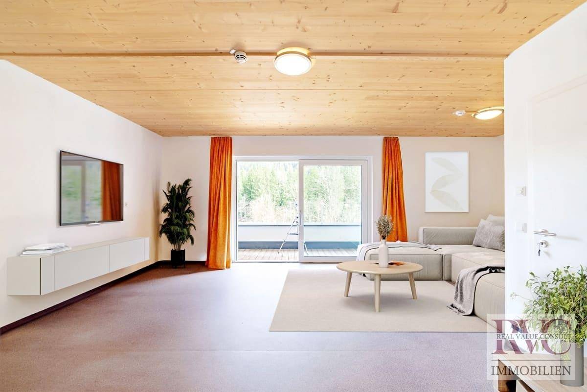 Helles Wohnzimmer mit Holzbalkendecke, modernem Sofa und Zugang zu einem Balkon.