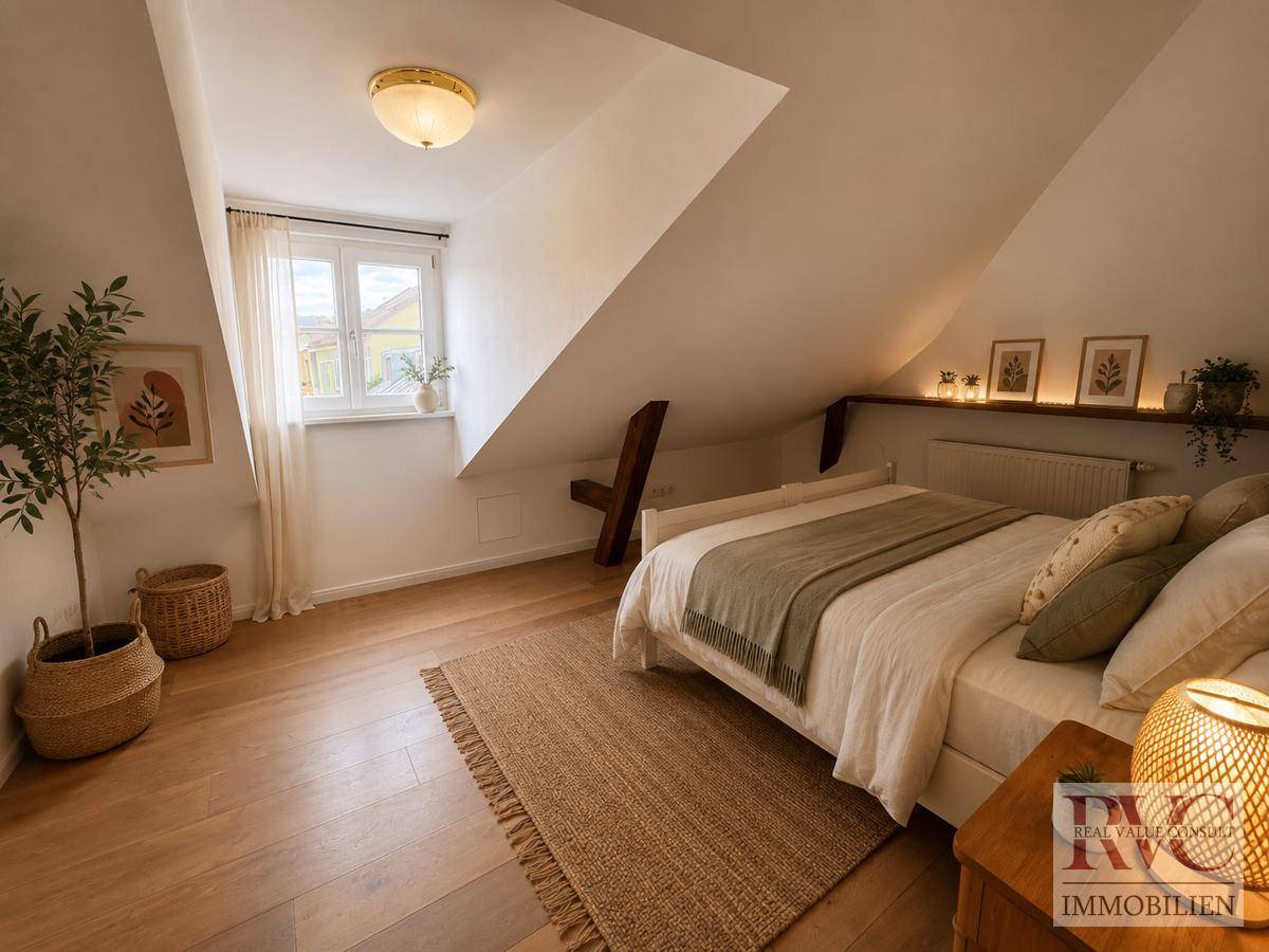 Gemütliches Schlafzimmer im Dachgeschoss mit Holzboden und schrägen Wänden.