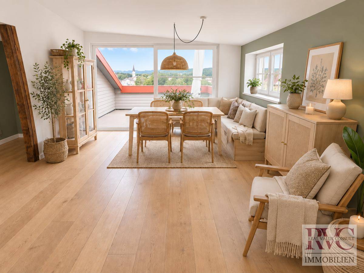 Gemütlicher Essbereich mit Holztisch, Sitzbank und Zugang zu einer Dachterrasse.