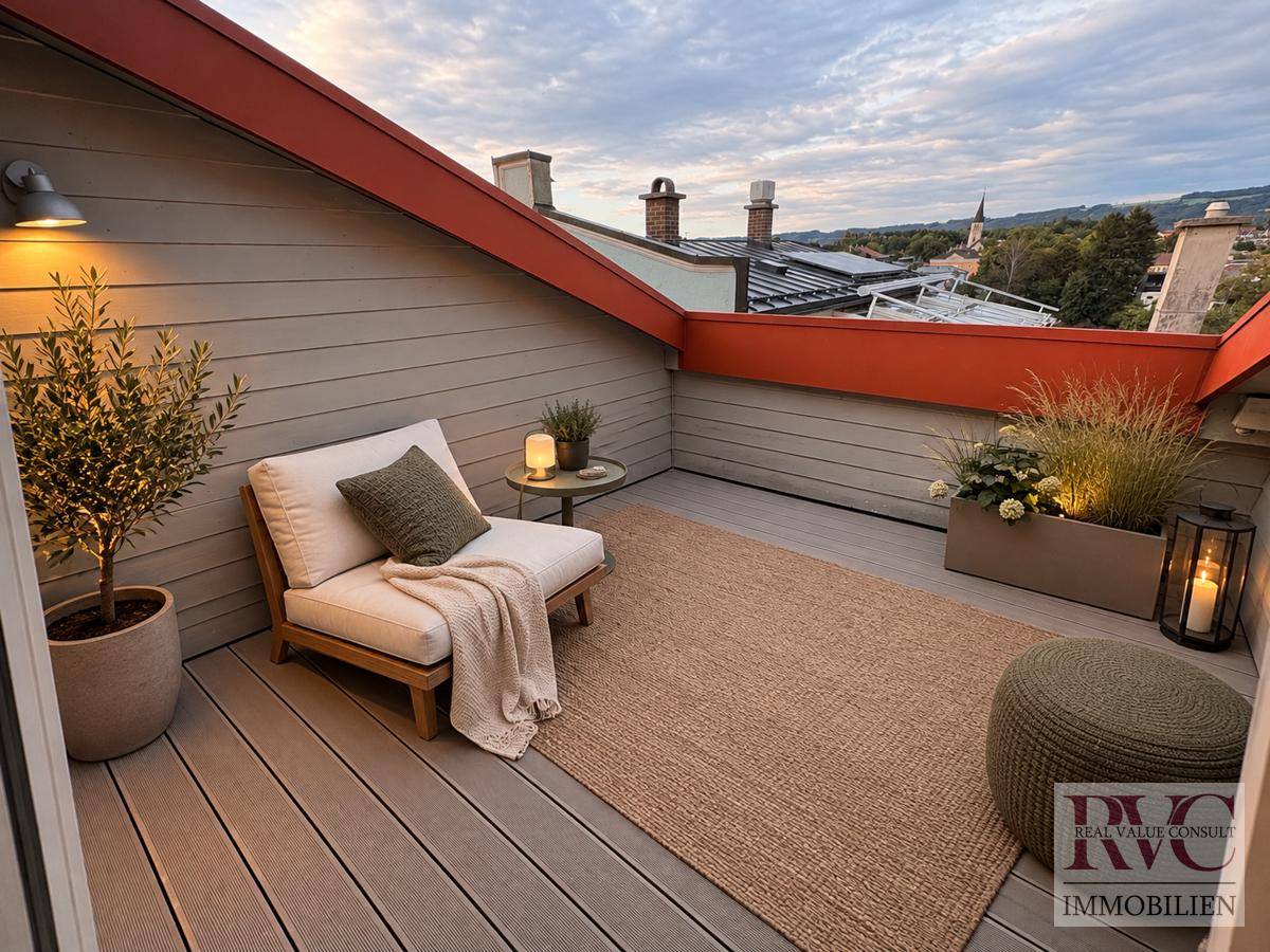 Gemütliche Dachterrasse mit Lounge-Sessel, Pflanzen und Blick auf die Umgebung.