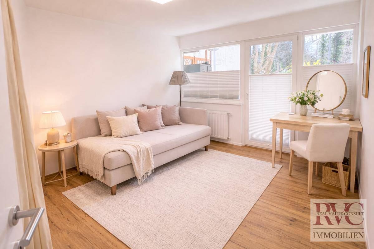 Helles Zimmer mit Tagesbett, Schreibtisch und großen Fenstern, ideal als Gäste- oder Arbeitszimmer.