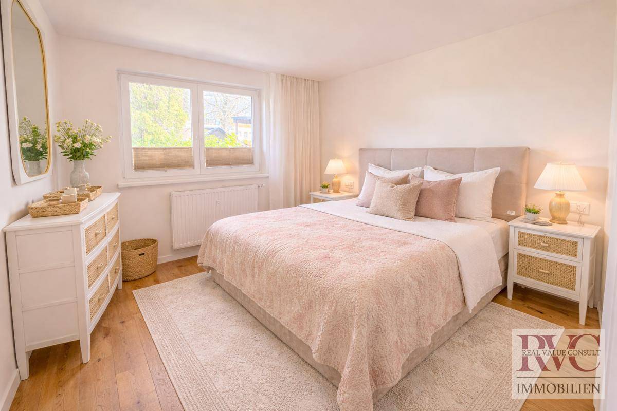 Gemütliches Schlafzimmer mit großem Bett, Nachttischen und hellem Holzfußboden.