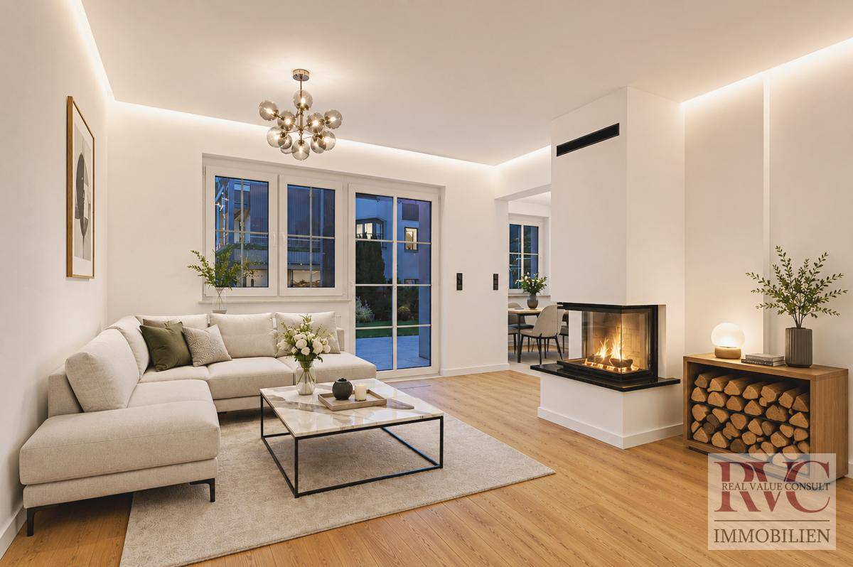 Gemütliches Wohnzimmer mit Ecksofa, integriertem Kamin und Holzablage für eine warme Atmosphäre.