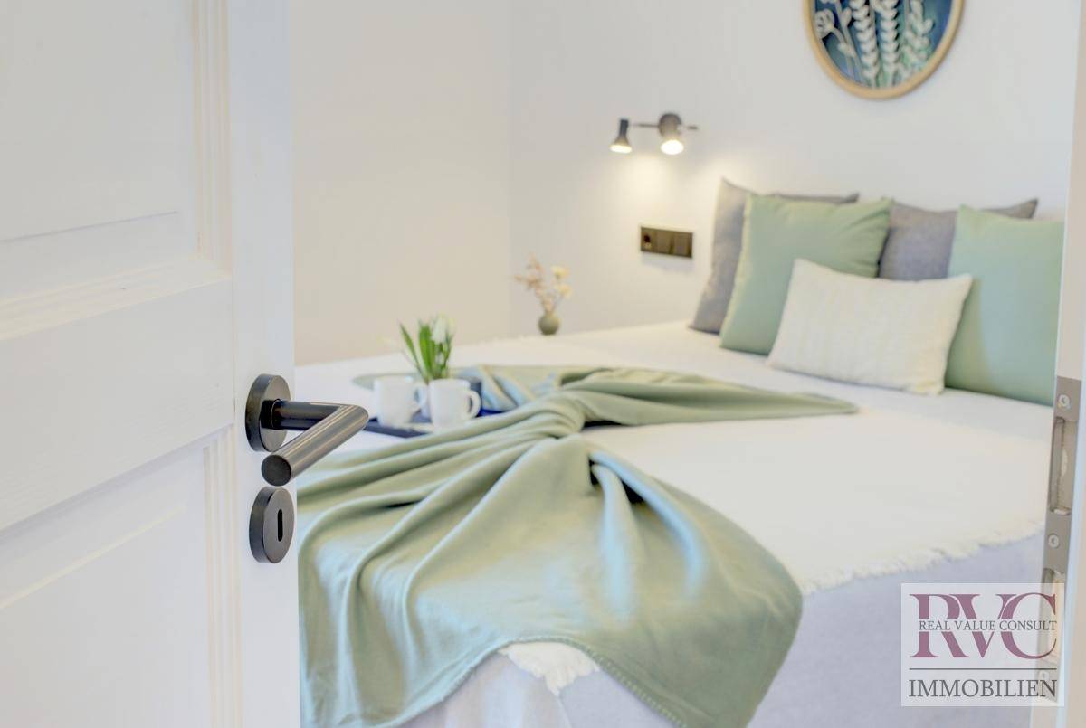 Gemütliches Schlafzimmer mit weichen Textilien und indirekter Beleuchtung für eine entspannte Atmosphäre.