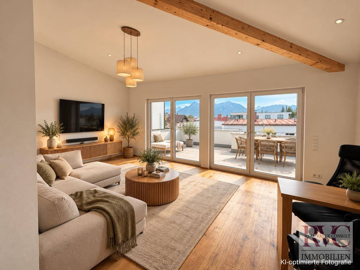 Geräumiges Wohnzimmer mit bequemer Couch, Holzboden und großen Fenstern mit Zugang zur Terrasse und Bergblick.