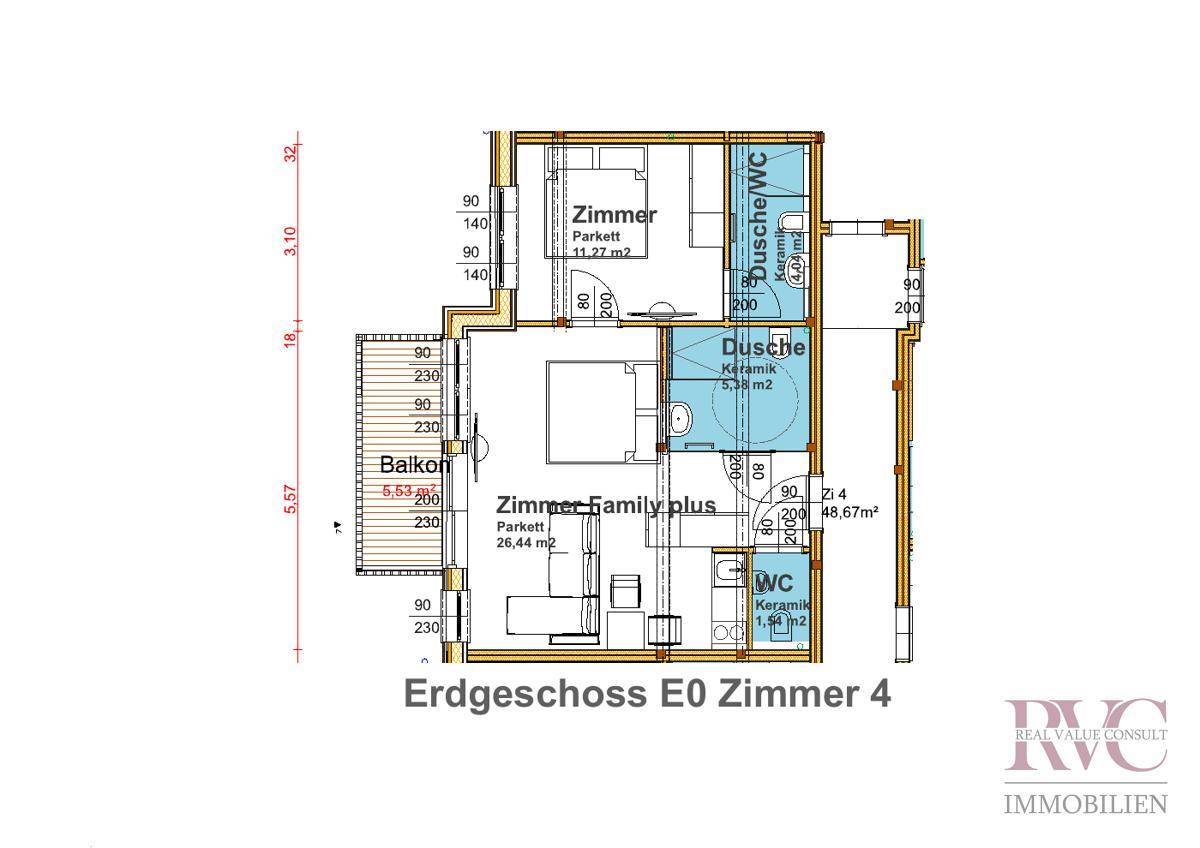 Grundriss des Erdgeschosses mit Zimmern, Bädern und einem Balkon.