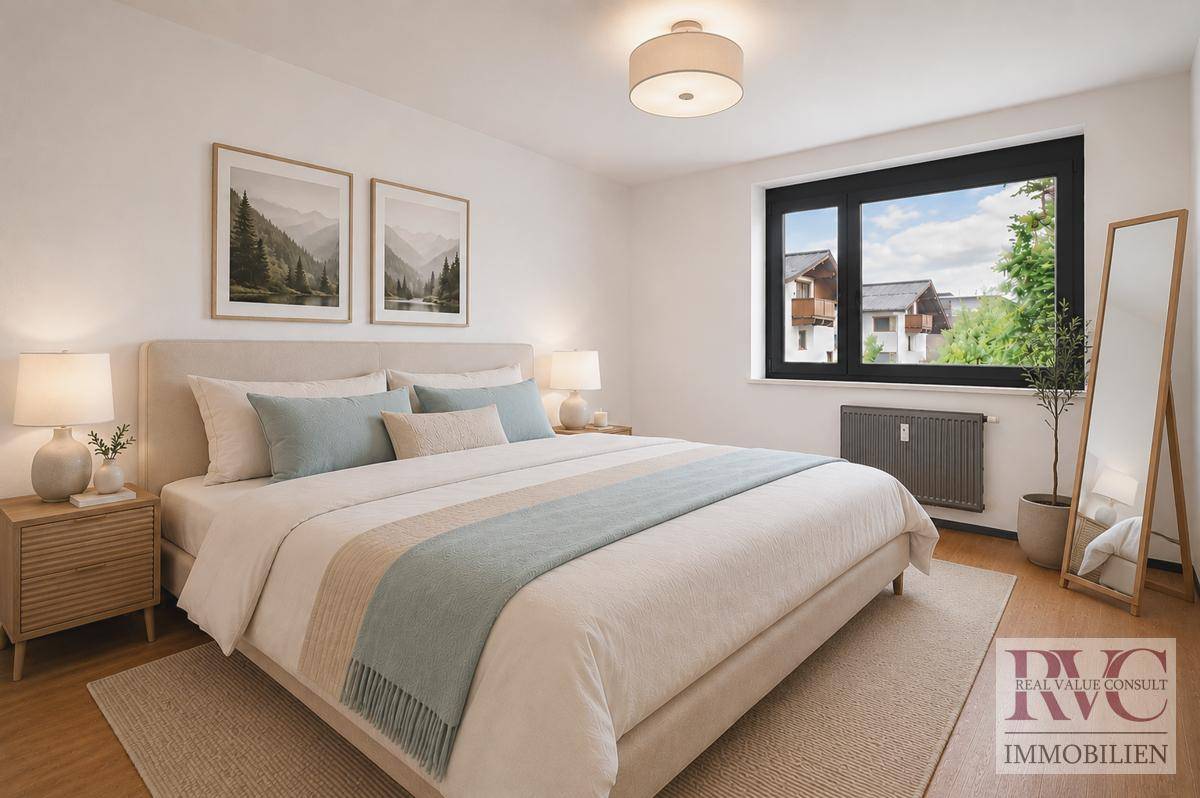 Gemütliches Schlafzimmer mit großem Bett, Holzboden und Blick ins Grüne.