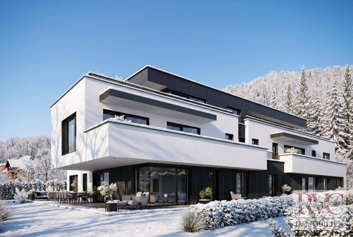 Zeitgenössische Architektur der Villa mit klaren Linien und Balkonen in winterlicher Umgebung.