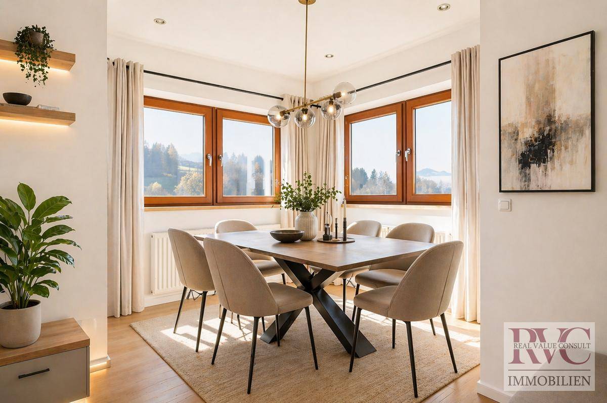 Eleganter Essbereich mit großem Holztisch, bequemen Stühlen und weitem Blick in die Natur.