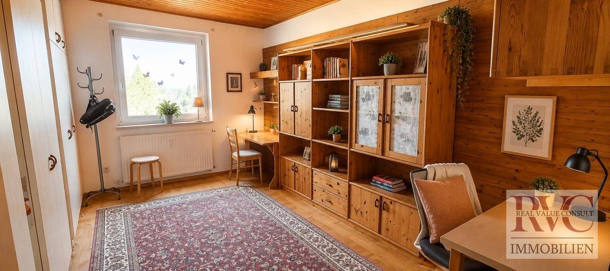 Schlafzimmer mit umfangreicher Holzschrankwand, Schreibtisch und gemütlichem Bettbereich.