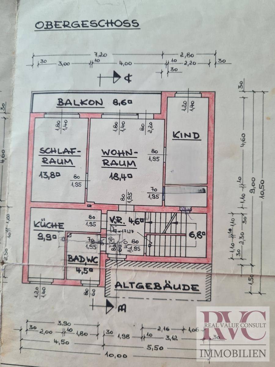 Grundriss des Obergeschosses mit Schlafzimmer, Wohnraum, Küche, Bad/WC und Balkon.