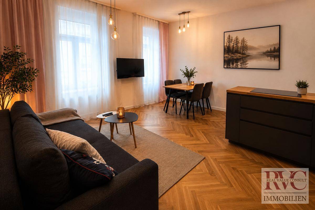 Helles Wohn-Esszimmer mit Fischgrätparkett, modernem Sofa und Esstisch.