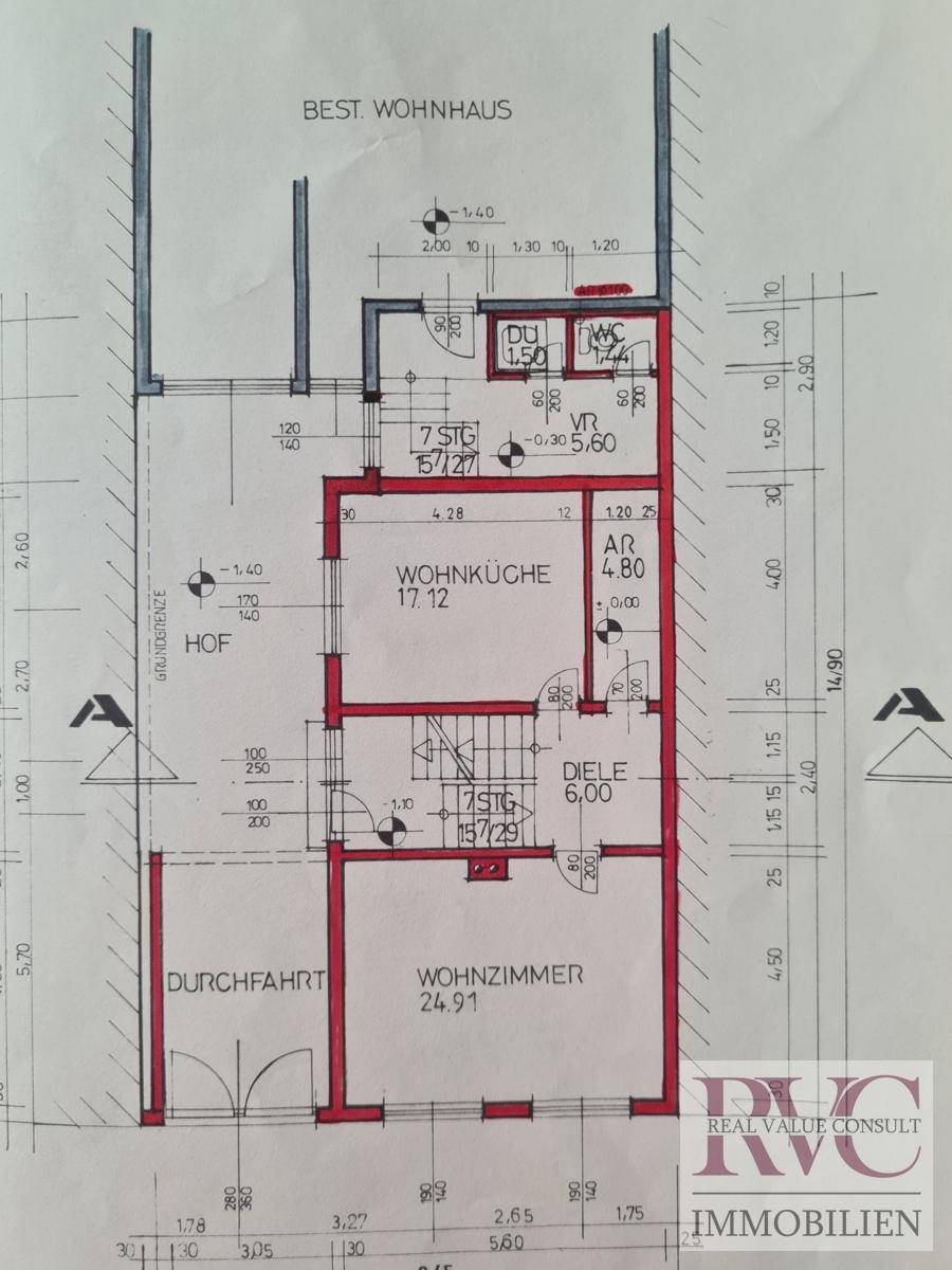 Grundriss des Erdgeschosses mit Wohnküche, Wohnzimmer, Diele und Hofzugang.