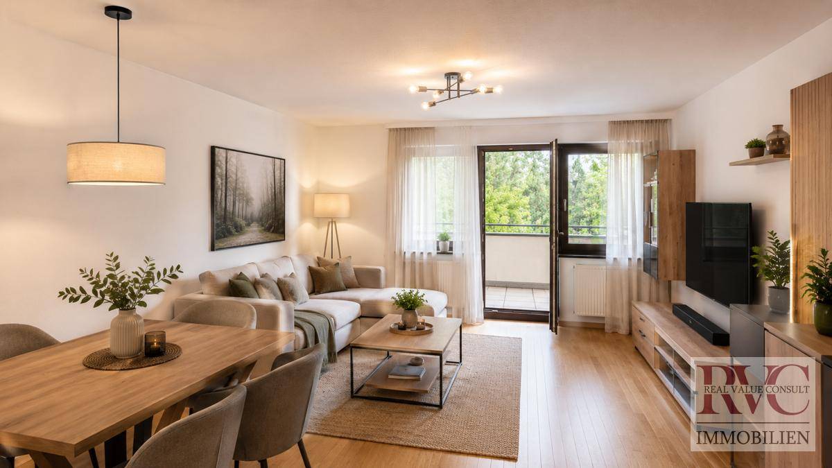 Heller Wohn- und Essbereich mit Holzboden, Zugang zum Balkon und moderner Einrichtung.