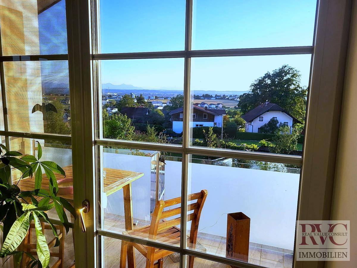 Atemberaubender Seeblick von einem Balkon mit Sitzgelegenheiten und weitem Horizont.