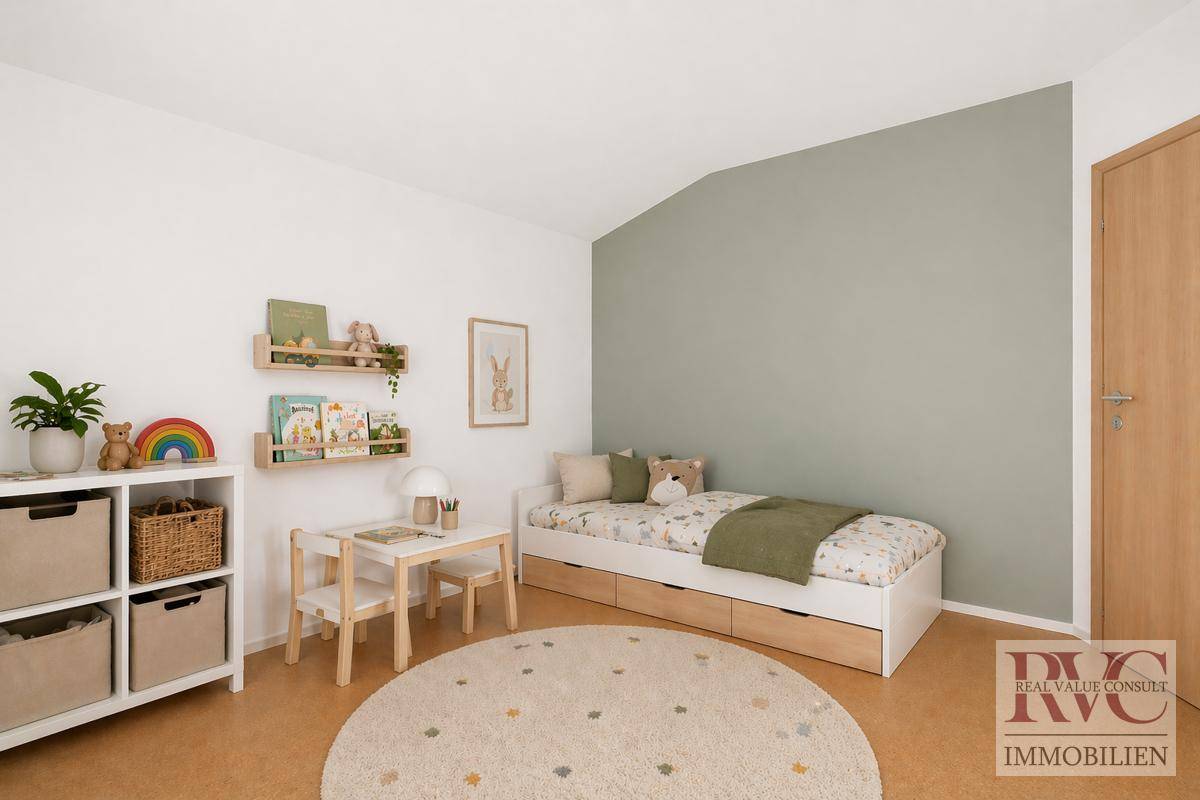 Helles Kinderzimmer mit Einzelbett, Spielbereich und schräger Wand.