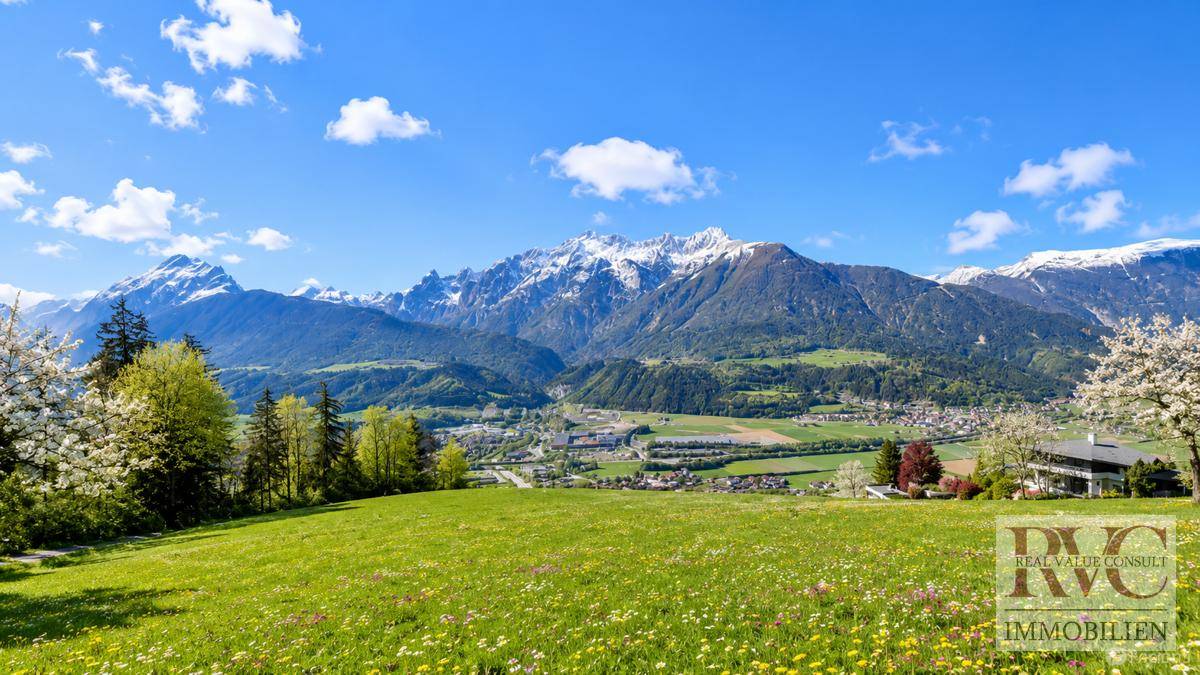 Atemberaubender Panoramablick auf die schneebedeckten Berge und das grüne Tal.