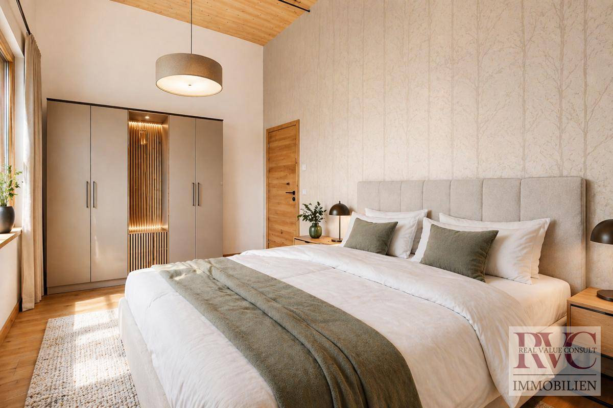 Modernes Schlafzimmer mit Holzbalkendecke, großem Bett und integriertem Kleiderschrank.