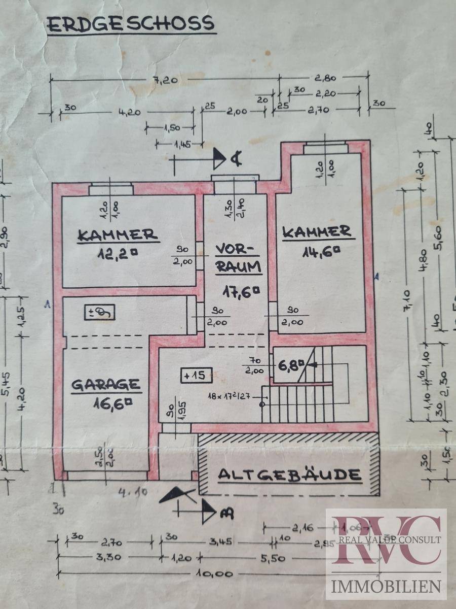 Grundriss des Erdgeschosses mit Garage, Vorraum und zwei Kammern, inklusive Maßen.
