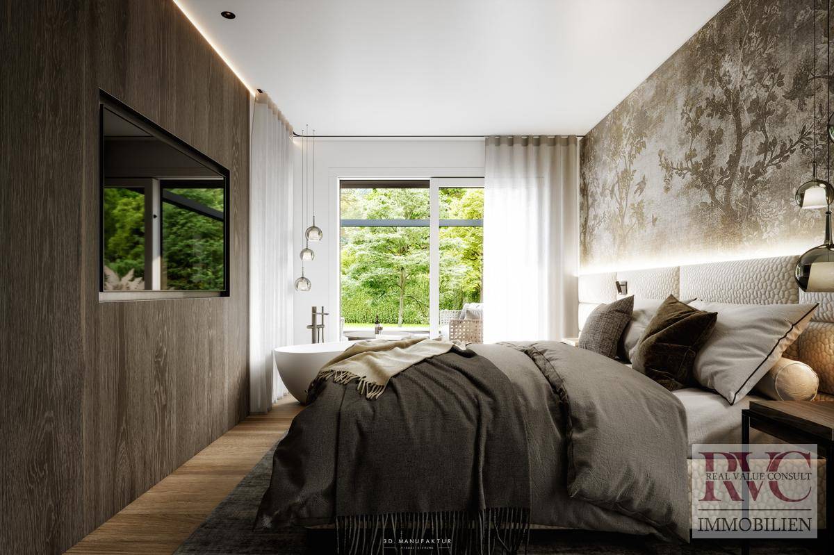 Elegantes Schlafzimmer mit Holzwand, freistehender Badewanne und großem Fenster mit Blick ins Grüne.