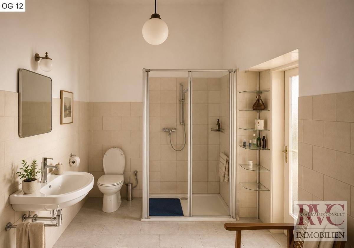 Funktionales Badezimmer mit Duschkabine, WC, Waschbecken und einem Fenster für natürliche Belüftung.