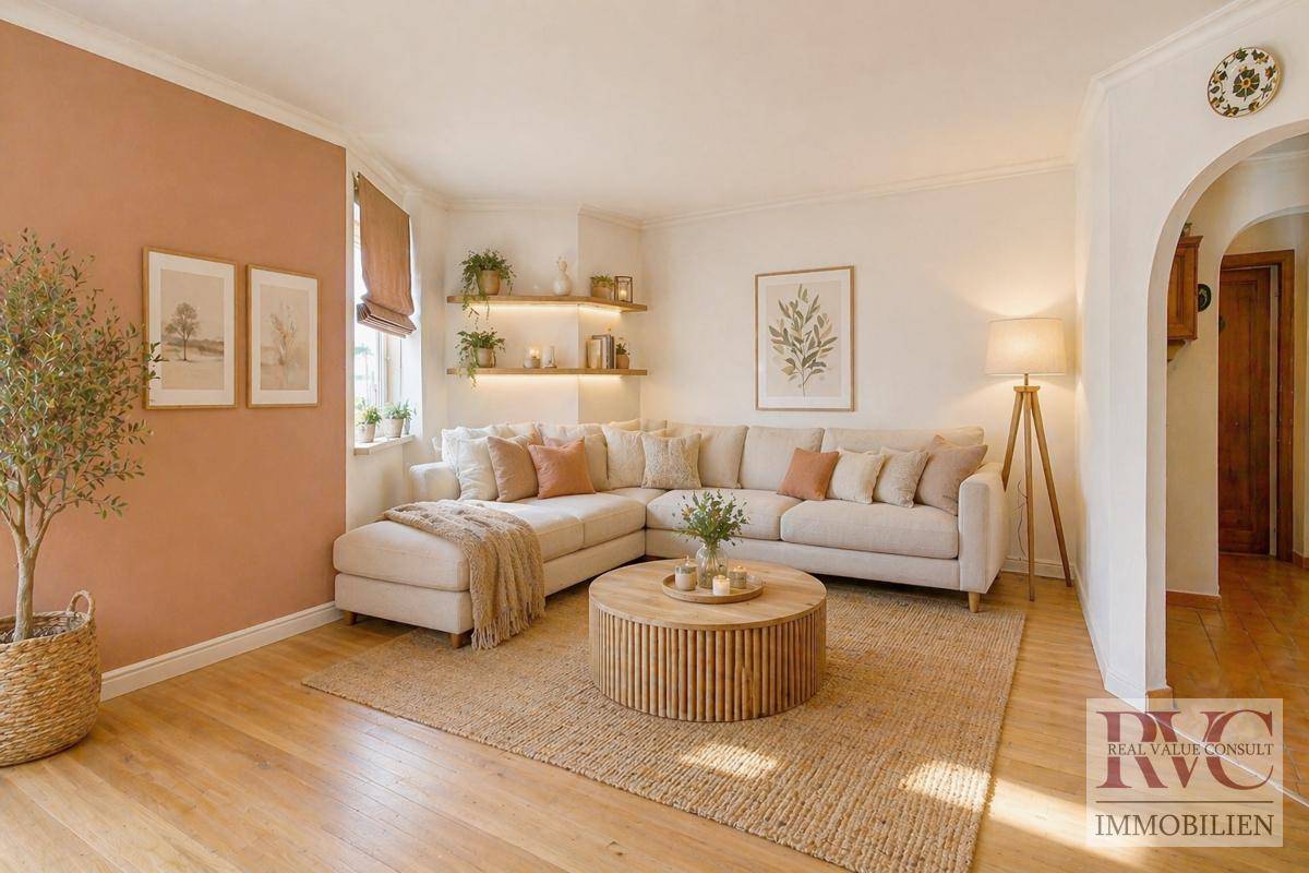 Gemütliches Wohnzimmer mit Ecksofa, Holzboden und stilvoller Dekoration.