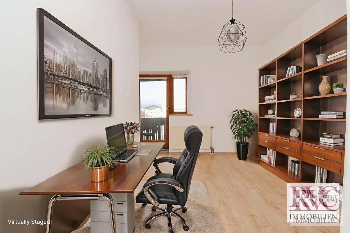 Modernes Arbeitszimmer mit großem Schreibtisch, Bücherregal und Balkonzugang.