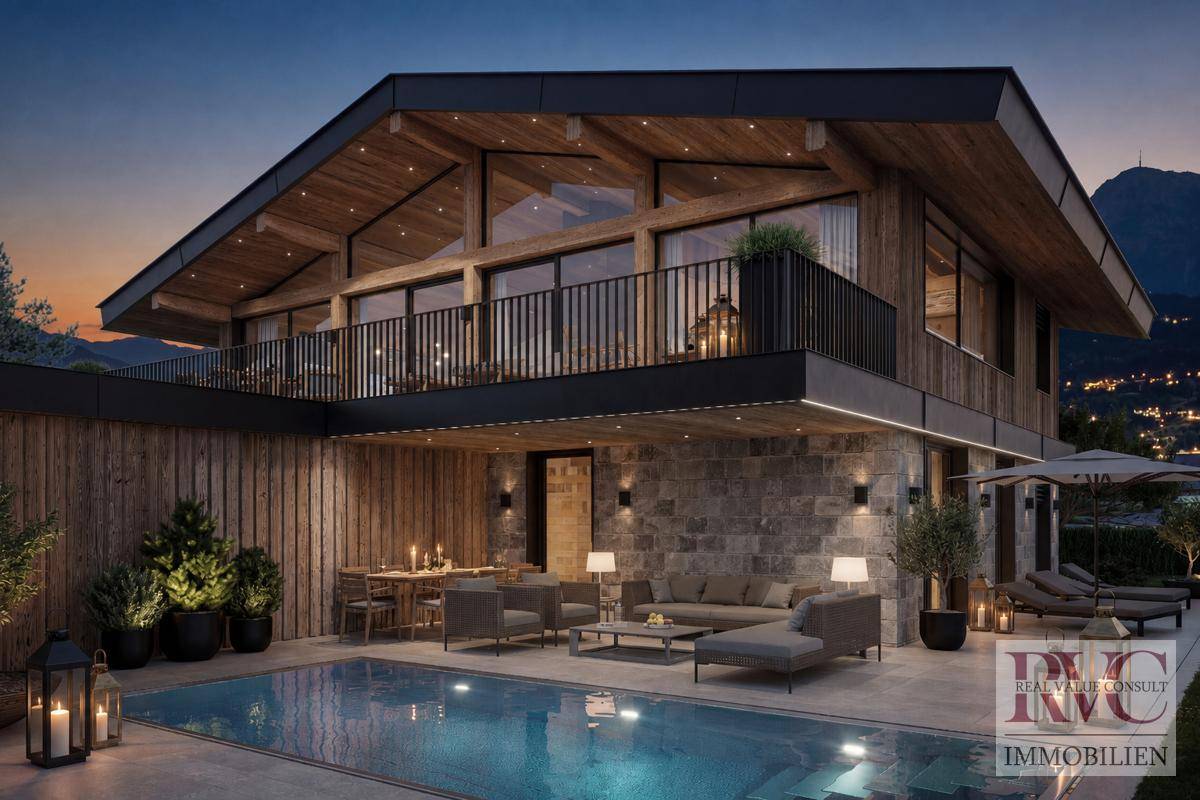 Luxuriöse moderne Villa mit großem Pool, Terrasse und Bergblick bei Nacht.