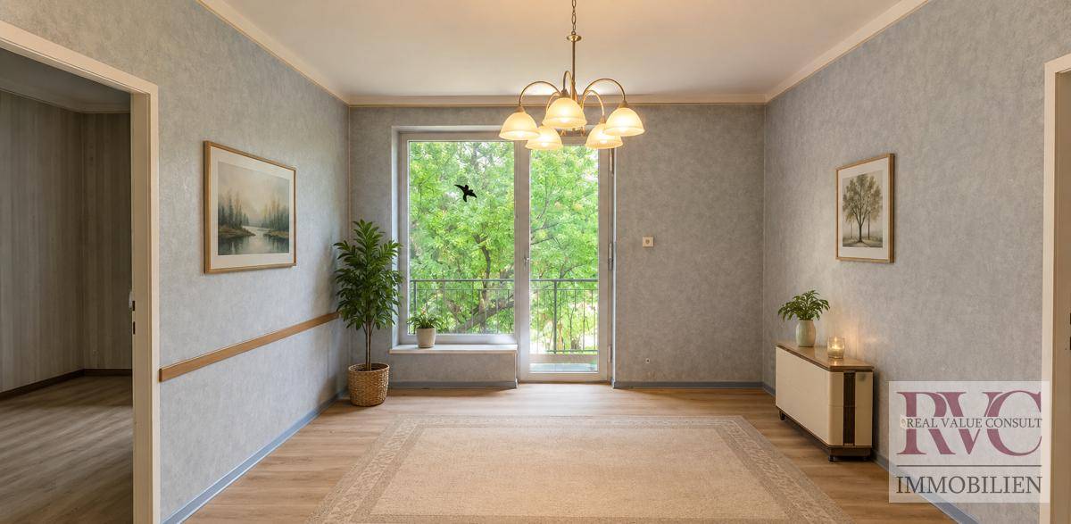 Geräumiges Wohnzimmer mit großen Fenstern und Blick ins Grüne, bereit für individuelle Gestaltung.