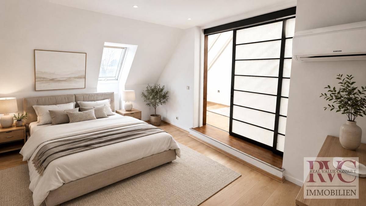 Helles Schlafzimmer mit Dachschräge, Dachfenster und Schiebetür, ausgestattet mit Klimaanlage.