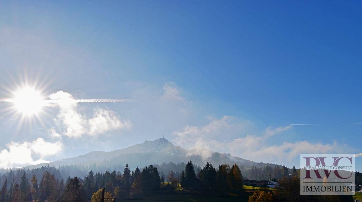Atemberaubender Panoramablick auf die majestätischen Berge und die umliegende grüne Landschaft.