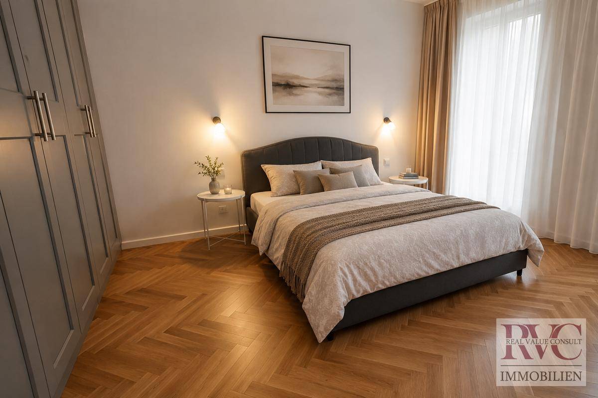 Gemütliches Schlafzimmer mit Doppelbett, Einbauschränken und Fischgrätparkett.