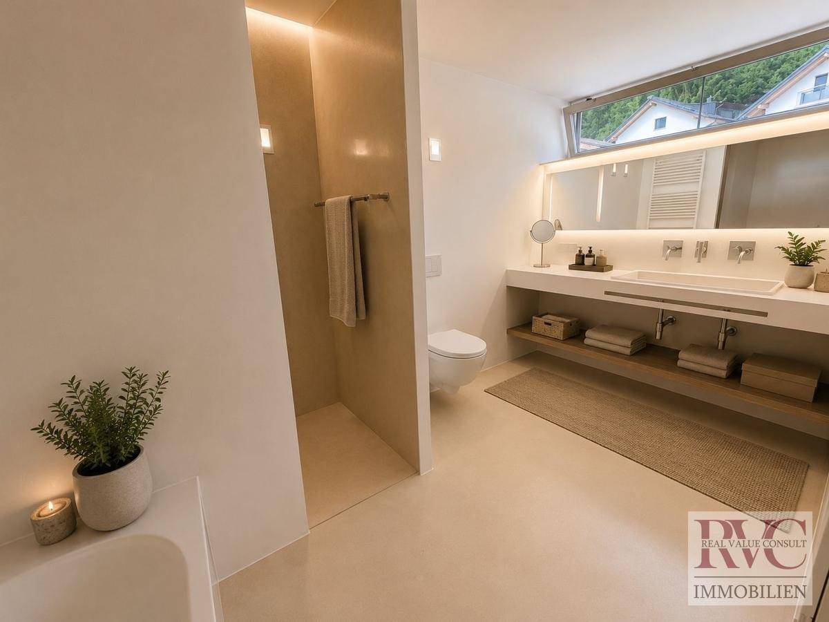 Modernes Badezimmer mit Doppelwaschbecken, begehbarer Dusche und indirekter Beleuchtung.