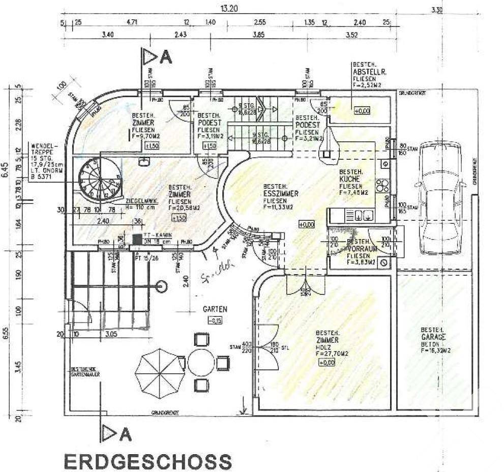 Grundriss des Erdgeschosses mit Küche, Esszimmer, Wohnzimmer und Garage.