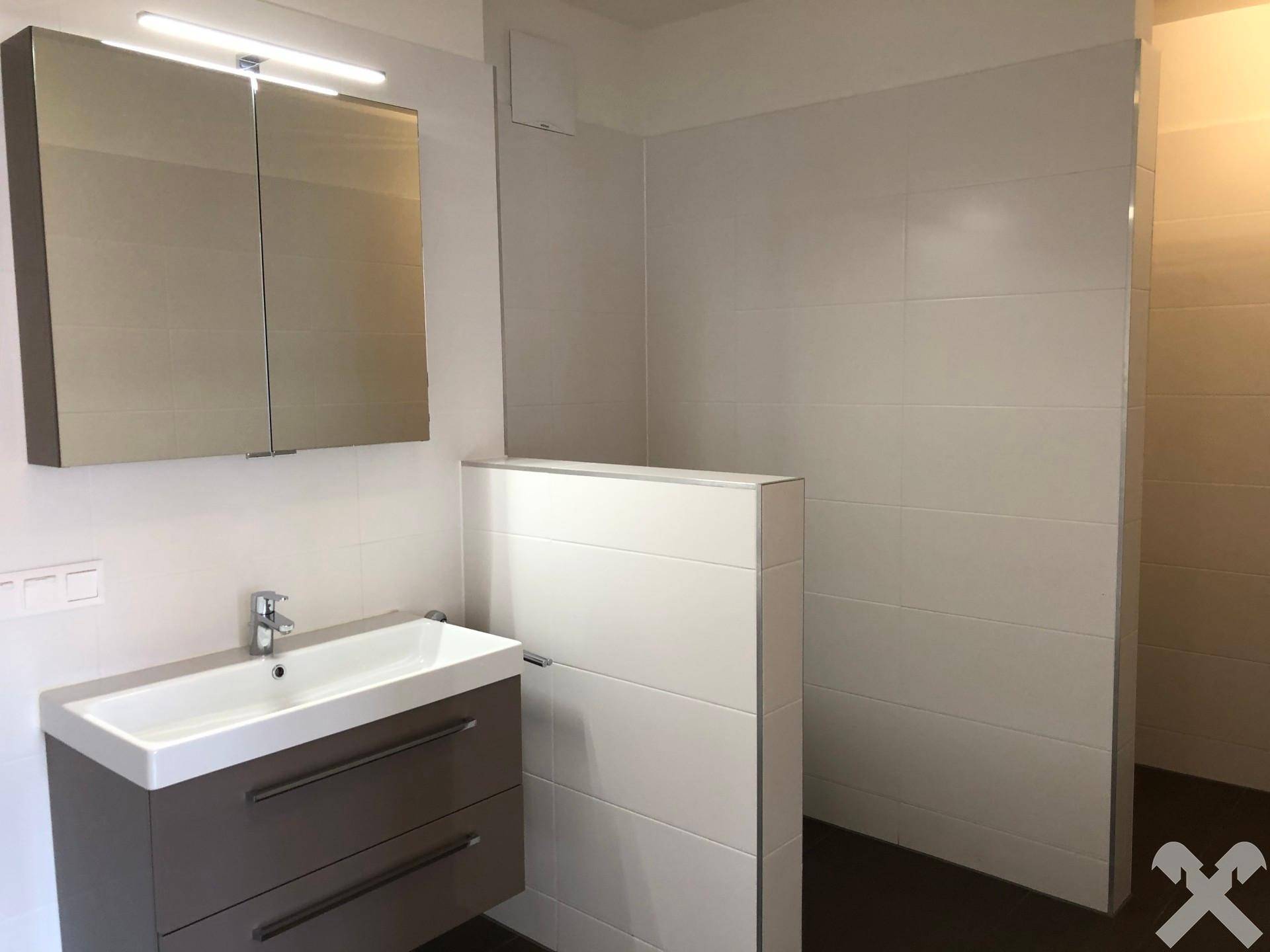 Badezimmer mit Dusche und WC