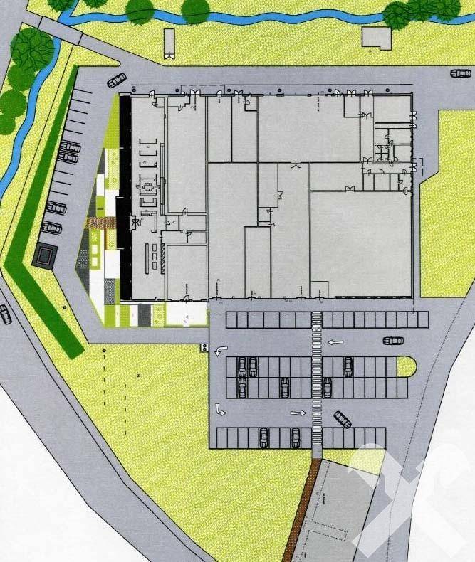 Übersichtsplan des Grundstücks mit Gebäudegrundriss, Parkplätzen und Grünflächen, detailliert dargestellt.