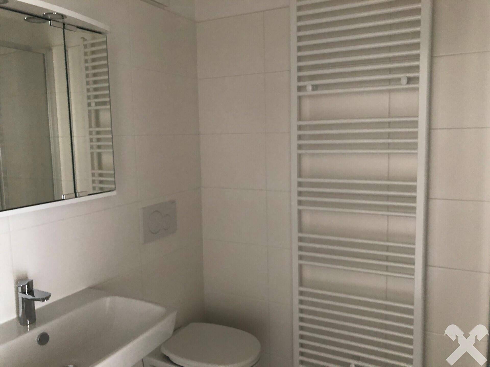 Badezimmer mit Dusche und WC