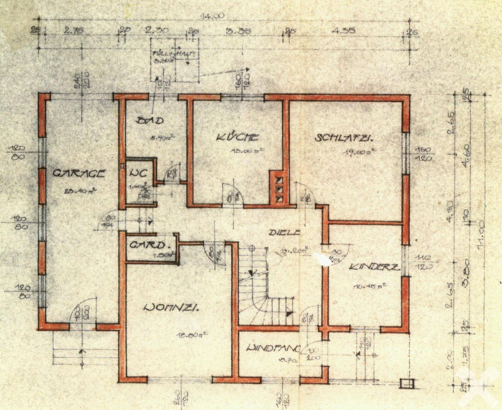 Grundriss des Erdgeschosses mit Wohnzimmer, Küche, Schlafzimmer und Garage.