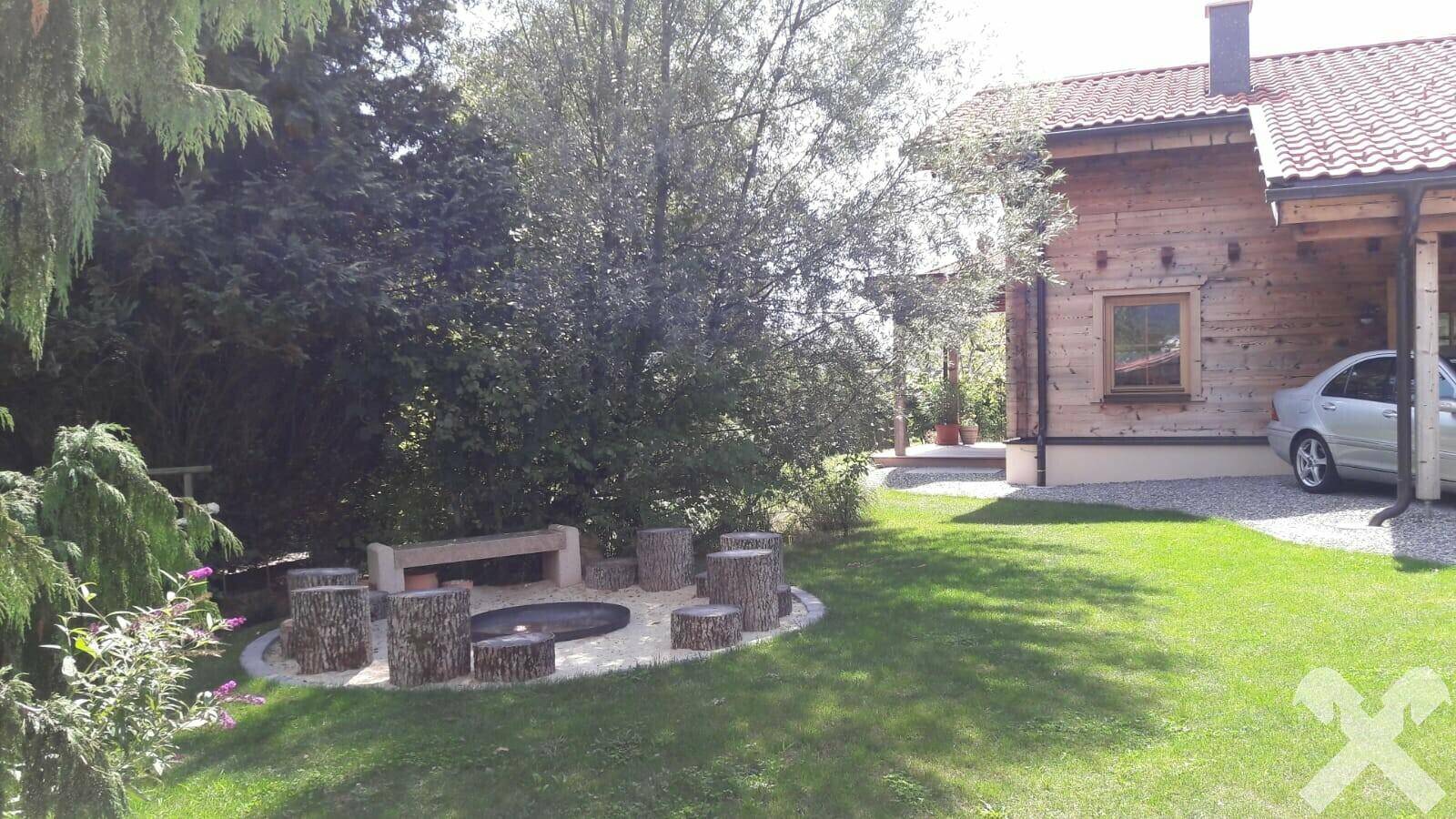 Weitläufiger Garten mit Feuerstelle und Sitzgelegenheiten, ideal für gesellige Abende.