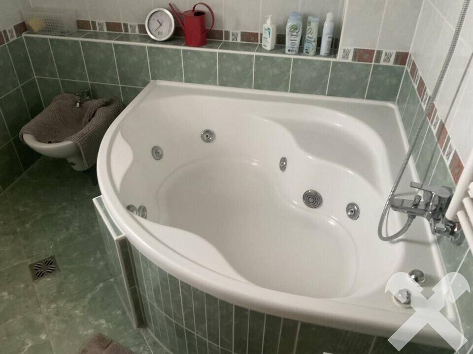 Badezimmer mit Eckbadewanne