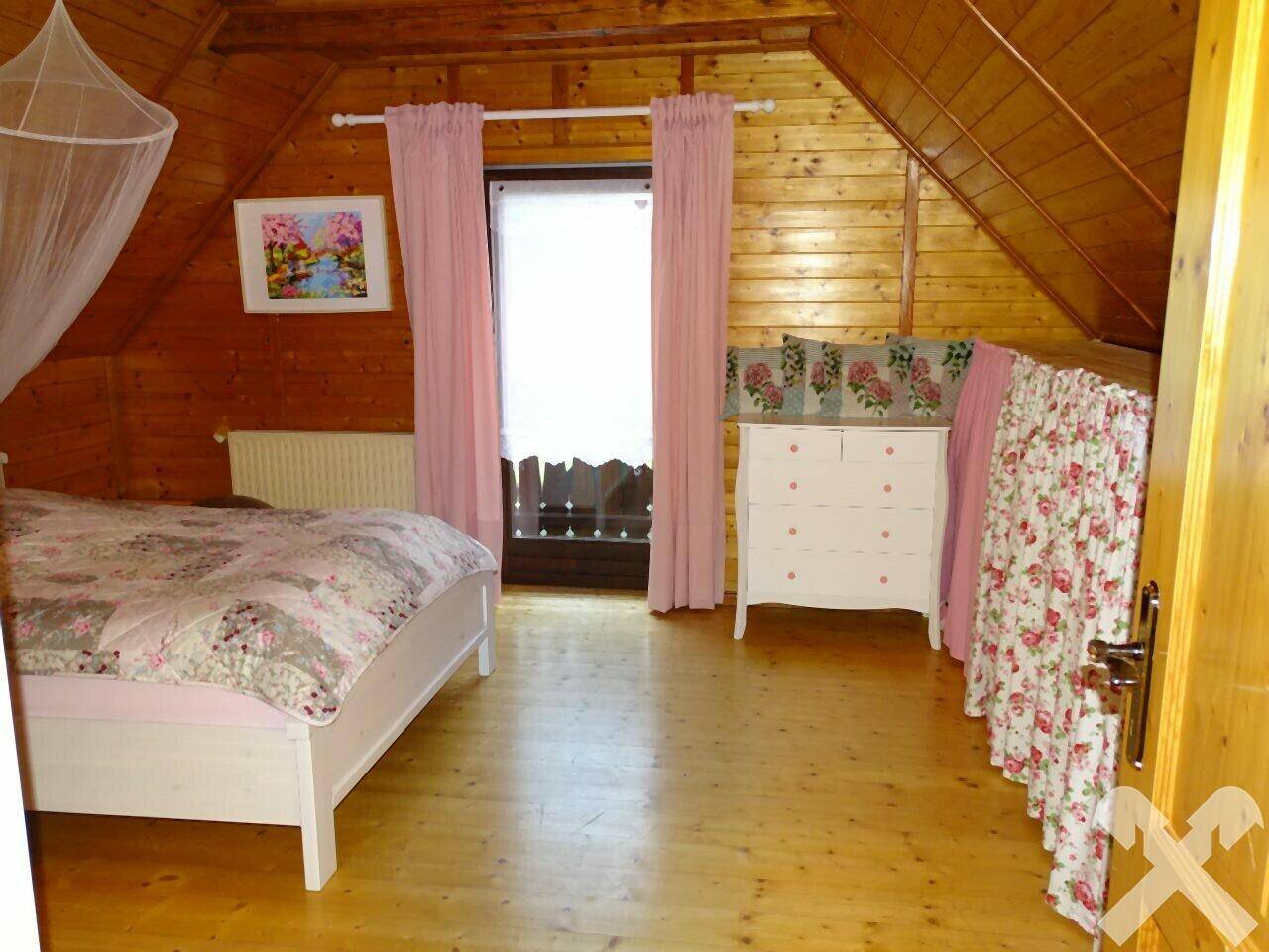 Schlafzimmer mit Zugang zu Balkon