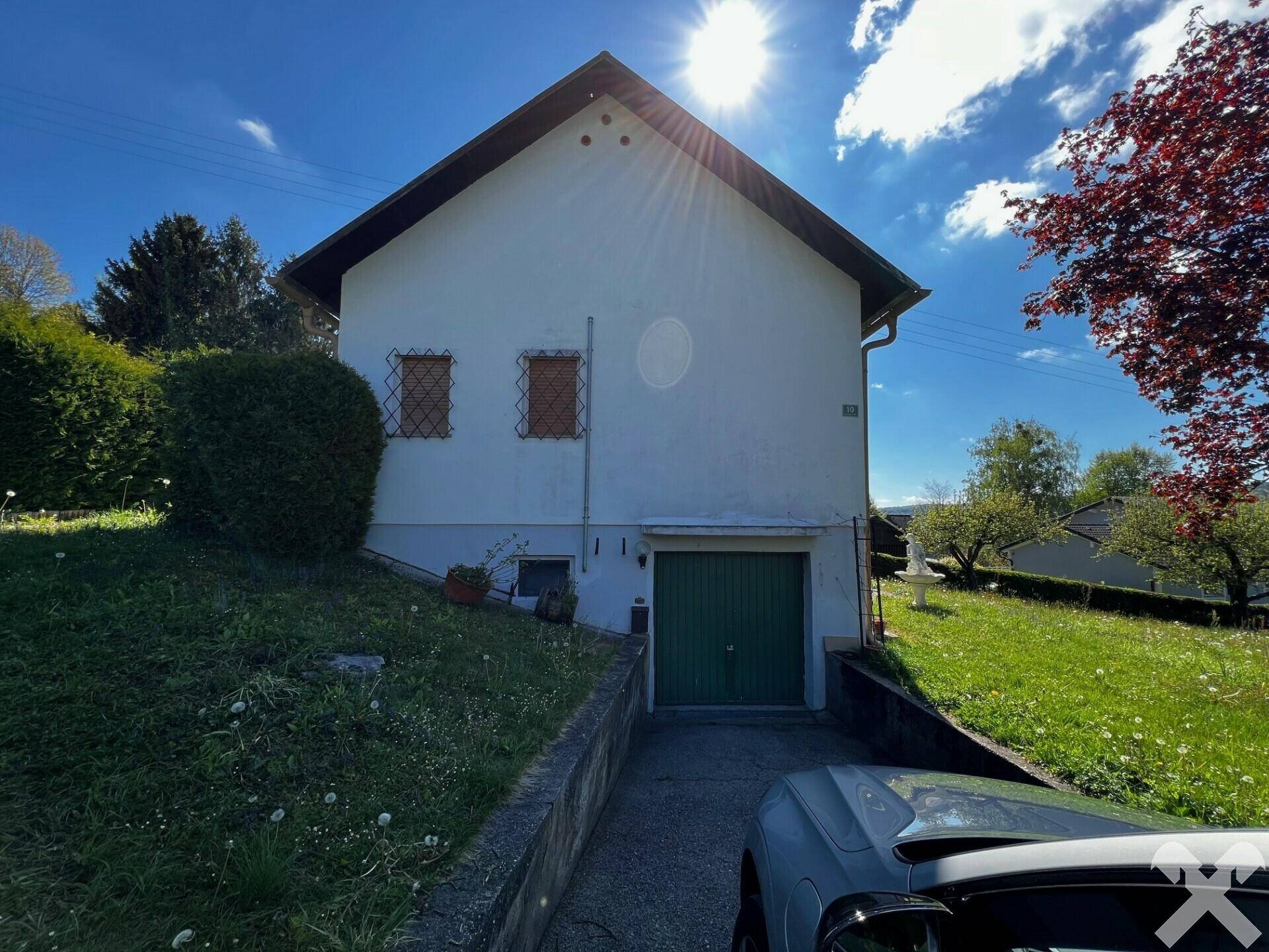 Einfahrt mit Garage