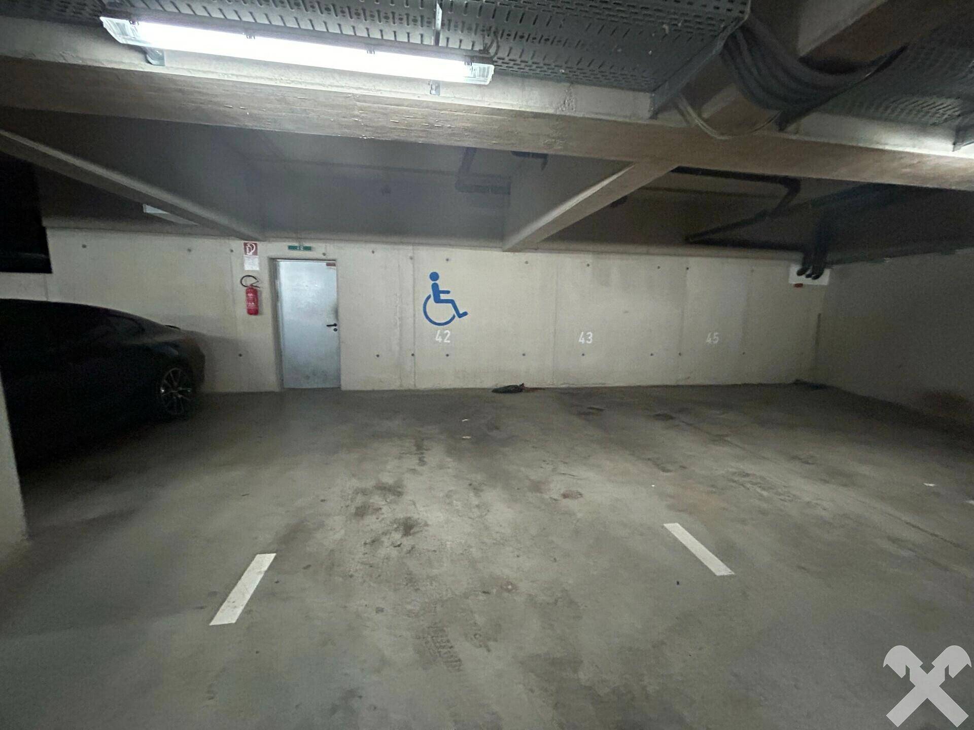 Breiter Tiefgaragenplatz und eigenes Kellerabteil