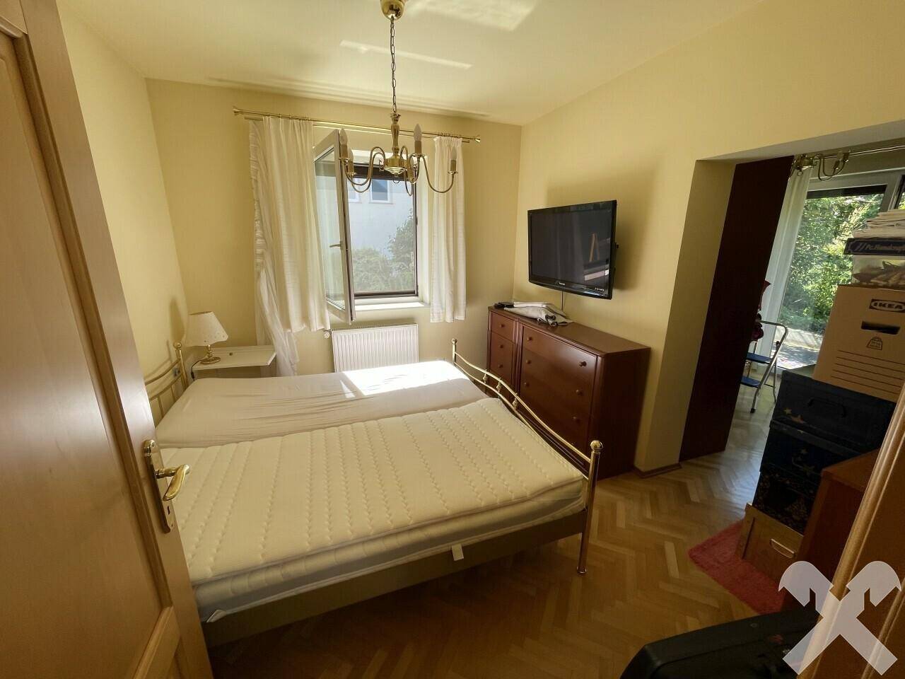 Schlafzimmer mit Schrankraum