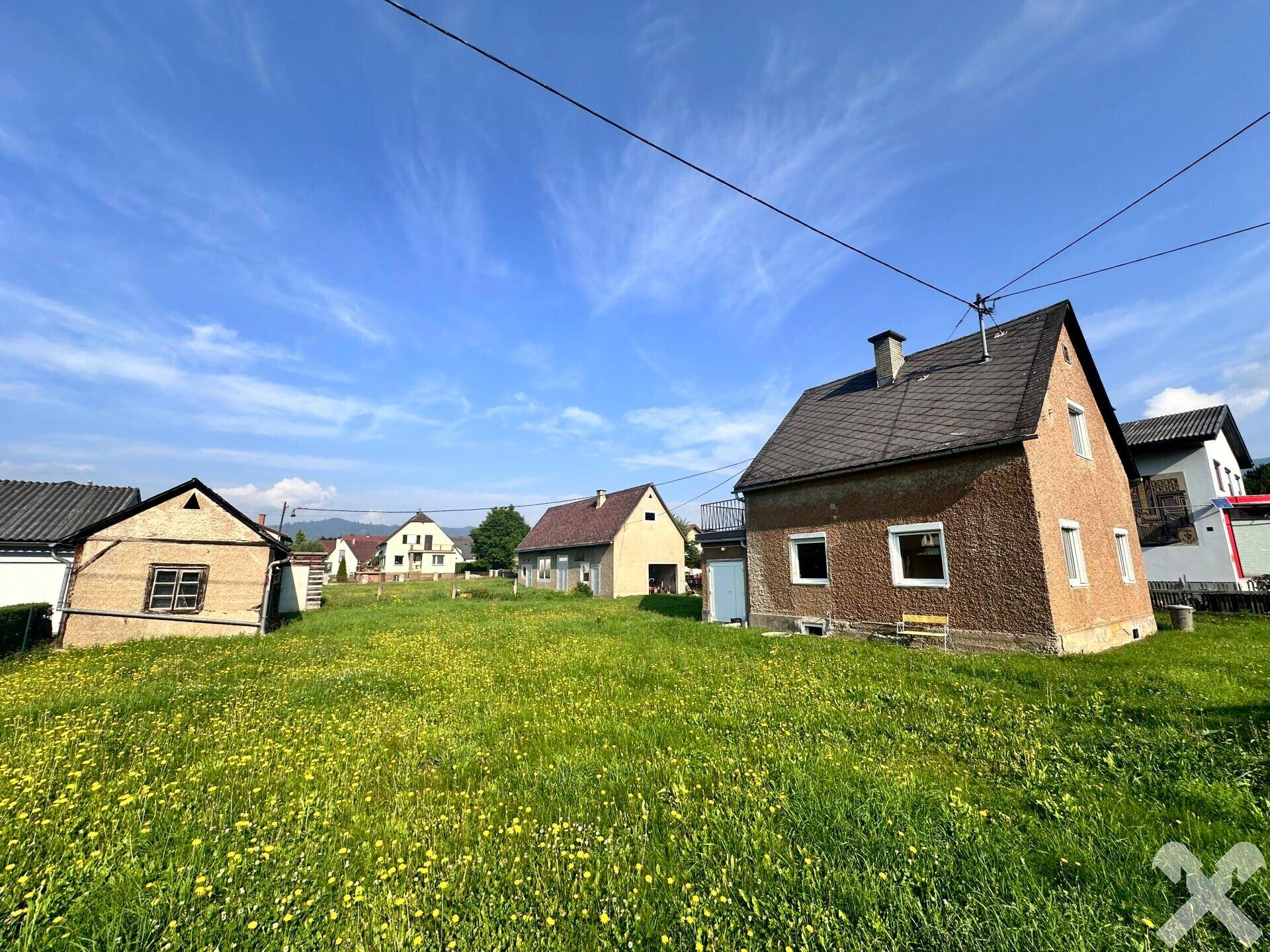 Grundstück mit Haus und Nebengebäude