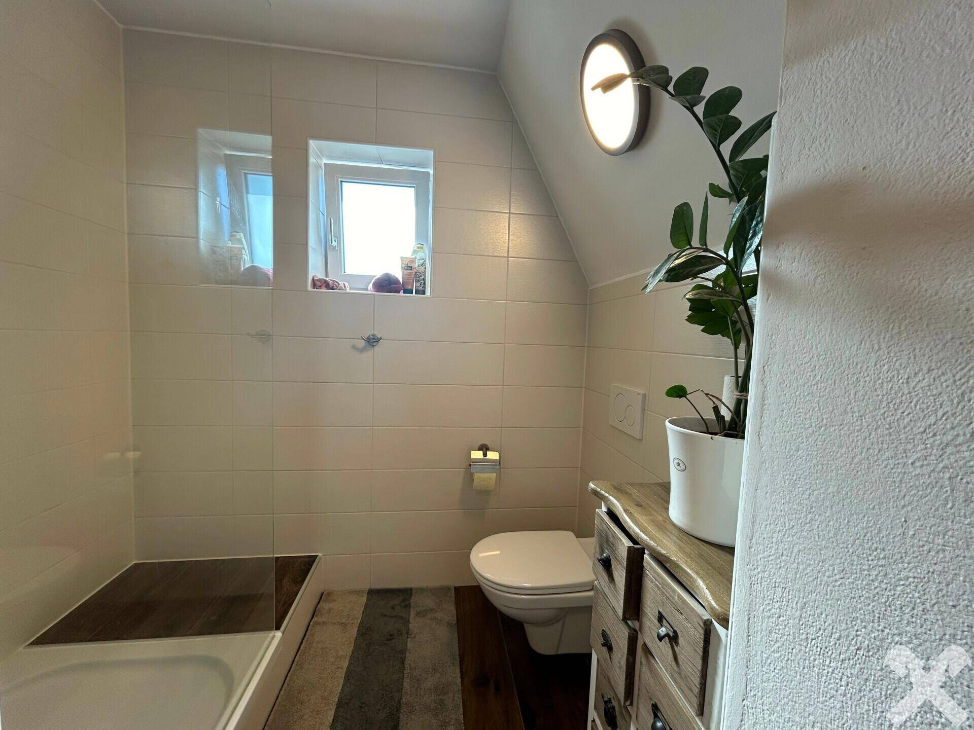 Badezimmer mit Dusche und WC