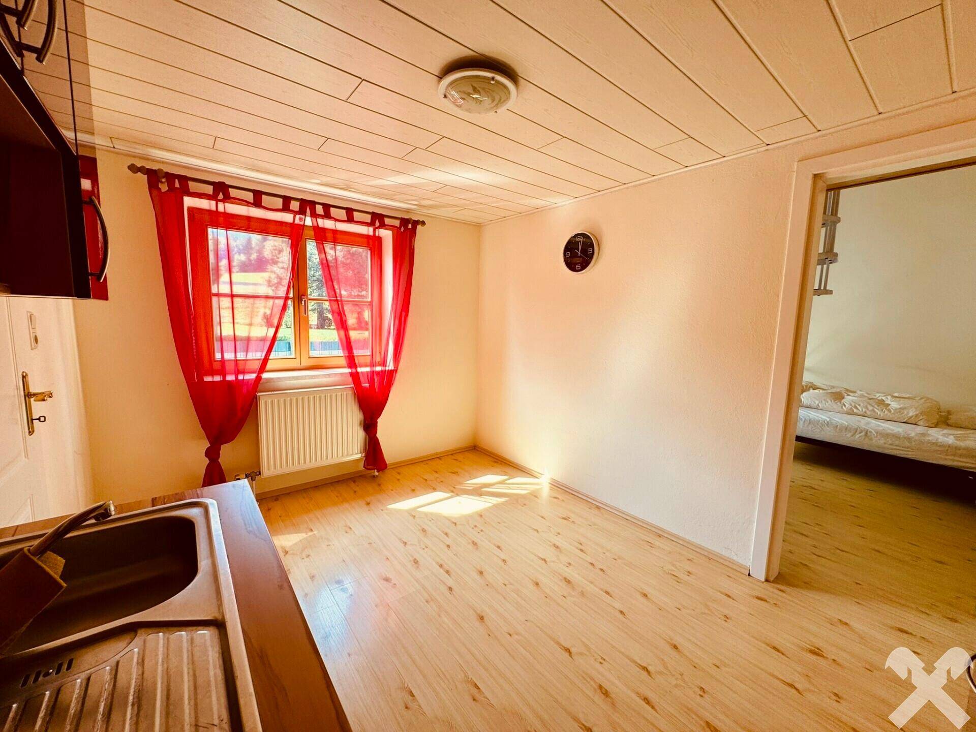 Wohnung 1 Küche und Blick ins Schlafzimmer